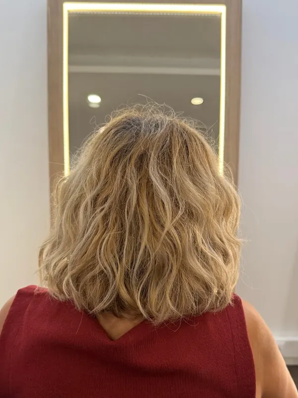 Cabelo ondulado curto com frizz, antes do atendimento