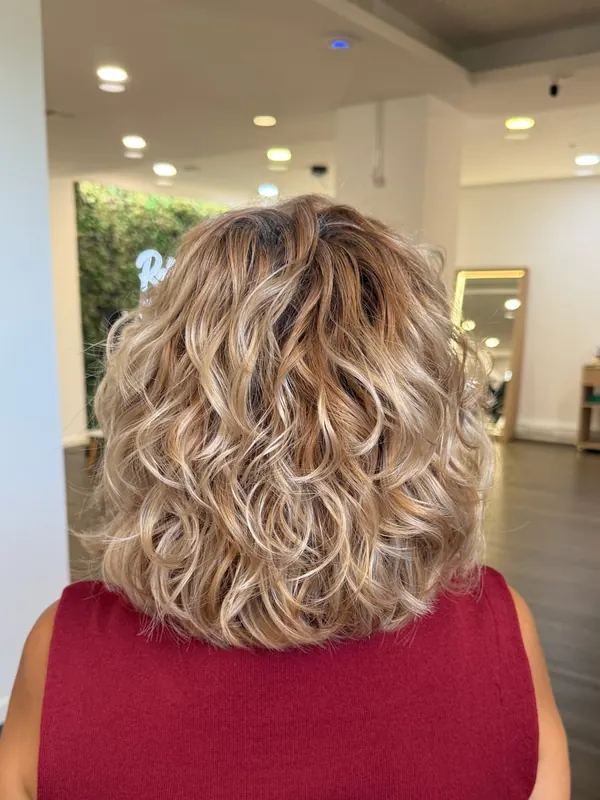 O mesmo cabelo com ondas definidas e com corpo, depois do atendimento