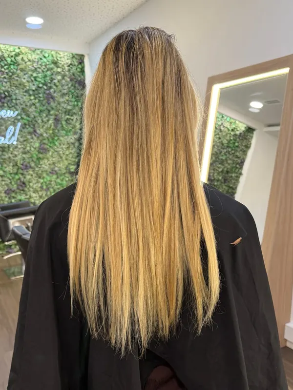 Cabelo comprido escovado e sem movimento, antes do atendimento