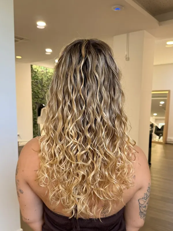 O mesmo cabelo com a curvatura natural aparente, depois do atendimento